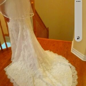 Wedding dress size 16+ color Off white
